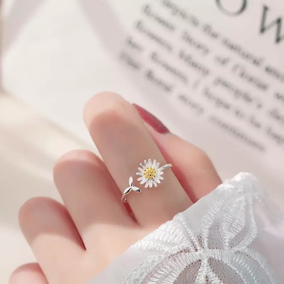 “A Good Day” Dainty Minimalist Floral Daisy Ring - Picture 7 of 8